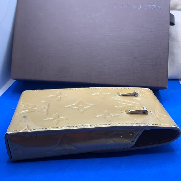 🔥 LOUIS VUITTON
Monogram Vernis “Gold”  Cell Phone Holder - Picture 4 of 9